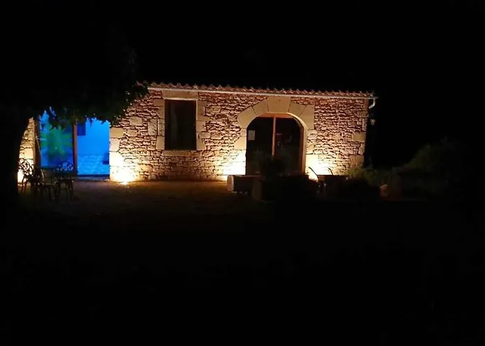 Дом отдыха Maison De Charme A Avec Piscine Partagee Puy-l'Eveque